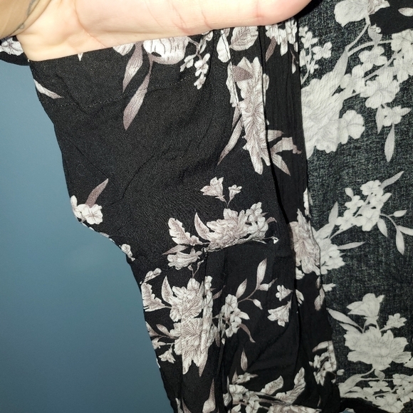 Black & White Floral Robe Spiritual Gangster OSFM - Picture 3 of 7